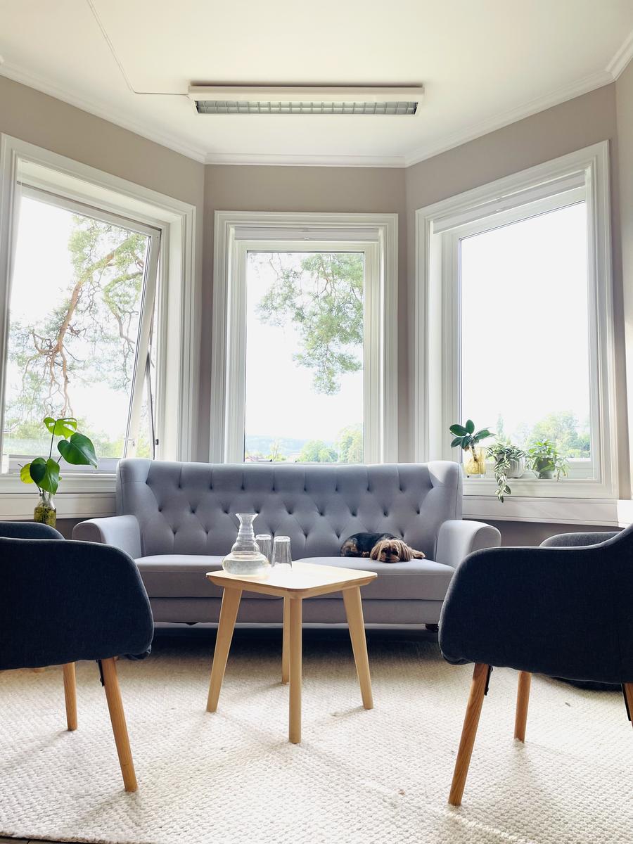 Terapirommet på Høvik, innredet som en stue